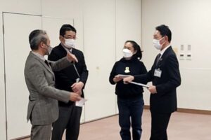 翼児童クラブ館長、三十三銀行様と語らう田村